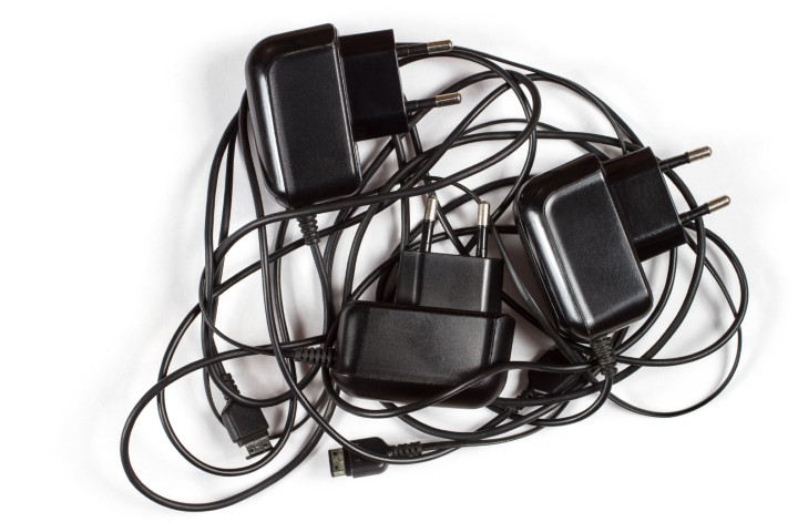 ¿Se pueden tirar los cables viejos y cargadores al contenedor amarillo?