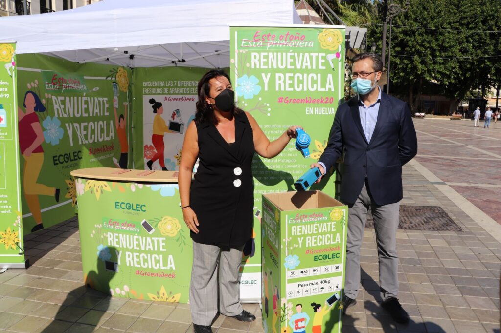 La viceportavoz y concejala de Hábitat Urbano e Infraestructuras del Ayuntamiento de Huelva, Esther Cumbrera, y Rafael Serrano, de Fundación ECOLEC