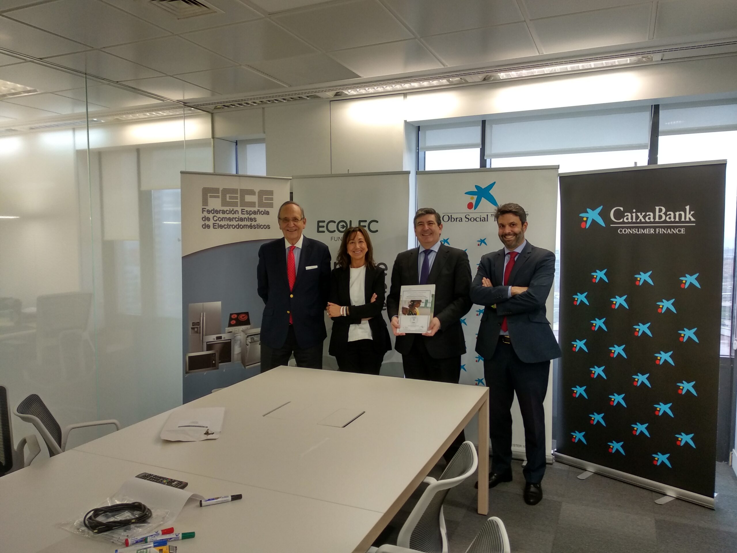 CaixaBank Consumer Finance, FECE y ECOLEC hacen balance anual de la campaña solidaria de  vacunación infantil “1 contenedor = 1 vacuna”