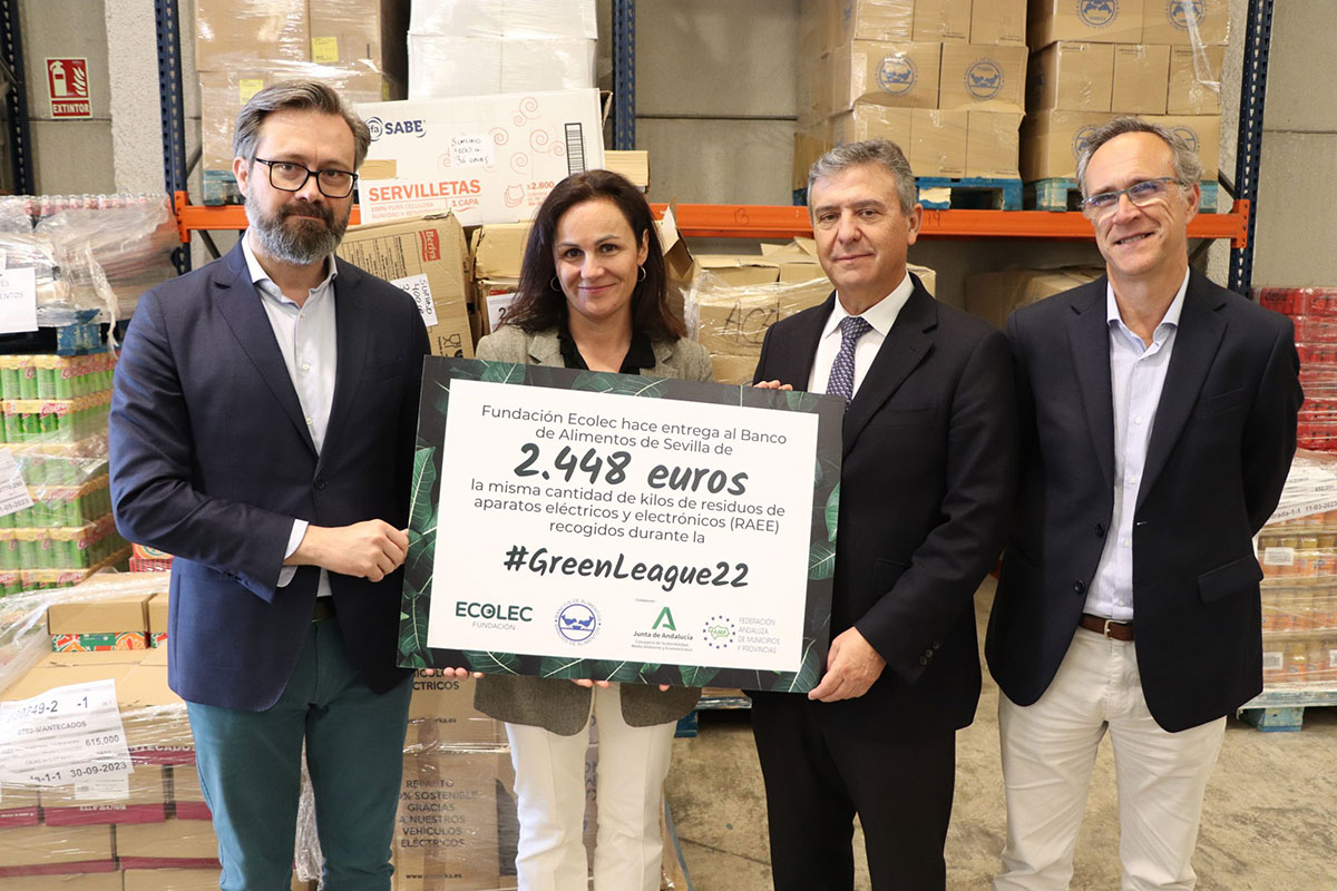 Fundación Ecolec hace entrega de 2.448 euros al Banco de Alimentos de Sevilla por la misma cantidad de kilos de RAEE recogidos durante la #GreenLeague22
