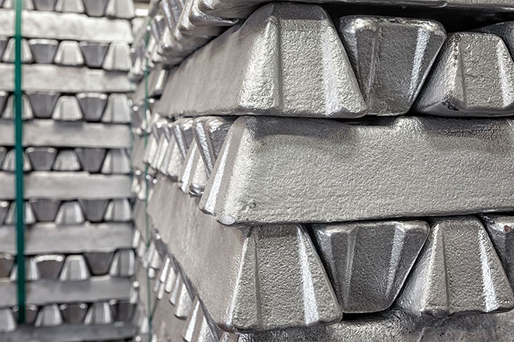 Fotografía de lingotes de aluminio.
